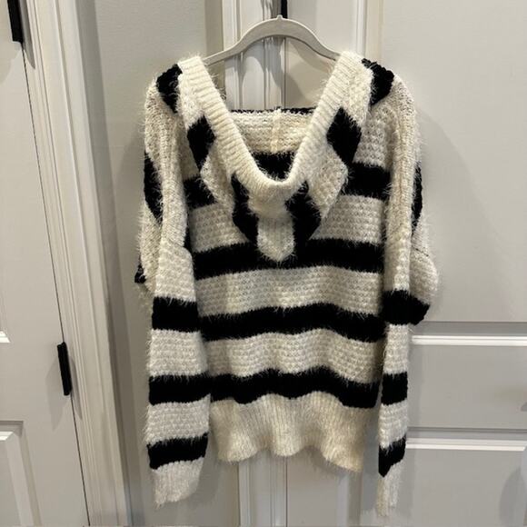POL Hooded Chunky Eyelash Striped Pullover Sweater Size: Small Black/White - Picture 6 of 10